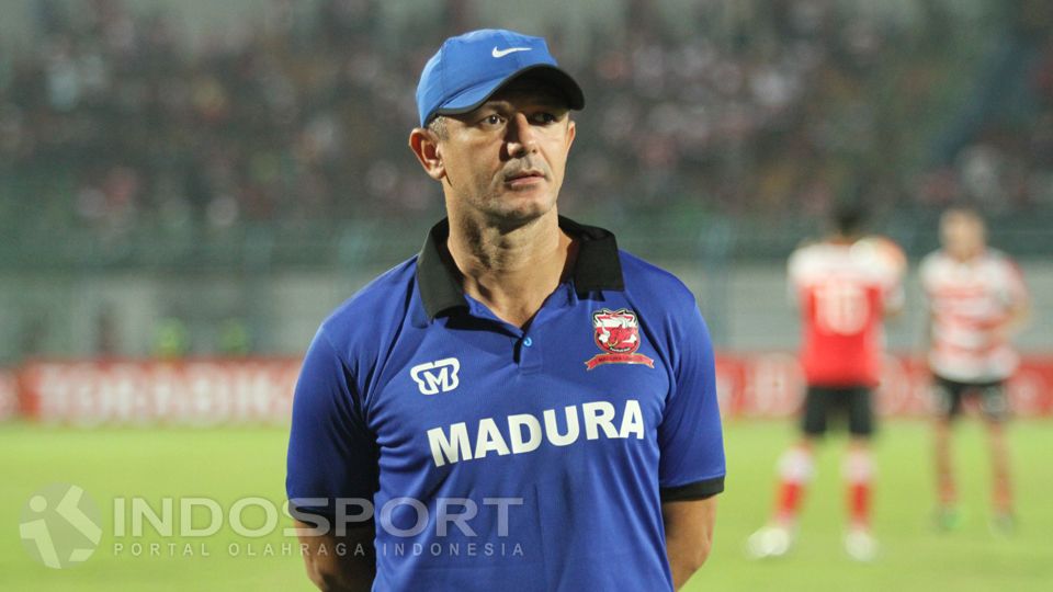 Gomes de Oliveira dipusingkan dengan cederanya dua pilar asing Madura United. Copyright: © Ian Setiawan/INDOSPORT